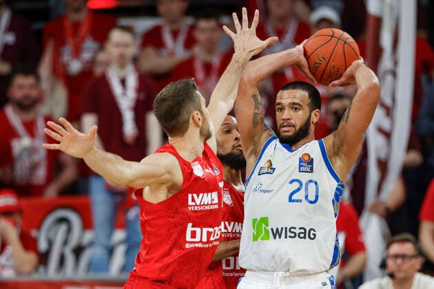 rechts Raheed Moore (Fraport Skyliners Frankfurt, 20) links Tomas Kyzlink (Brose Bamberg, 77) Brose Bamberg - Fraport Skyliners Frankfurt - easyCredit-BBL - Basketball Bundesliga Saison 2021 22 Spieltag 28, 28.03.2022 Bamberg, Brose Arena Foto: Daniel Löb Loeb Copyright: DanielxLöb