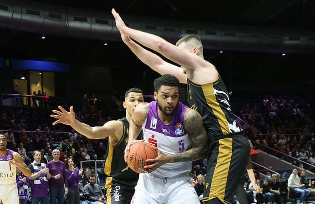 Jeff Roberson (BG Goettingen) am Ball