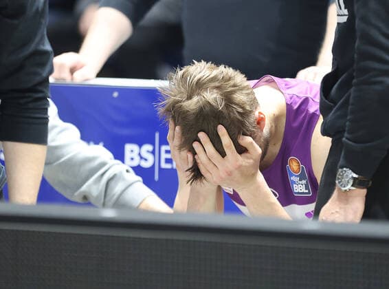 Jake Toolson (BG Goettingen) schied verletzt aus