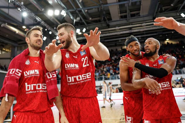 Bamberger Freude nach dem 75:72-Sieg vlnr Tomas Kyzlink (Brose Bamberg, 77) Martinas Geben (Brose Bamberg, 22) Akil Mitchell (Brose Bamberg, 08) Chris Dowe (Brose Bamberg, 00) Brose Bamberg - Fraport Skyliners Frankfurt - easyCredit-BBL - Basketball Bundesliga Saison 2021 22 Spieltag 28, 28.03.2022 Bamberg, Brose Arena Foto: Daniel Löb Loeb Copyright: DanielxLöb