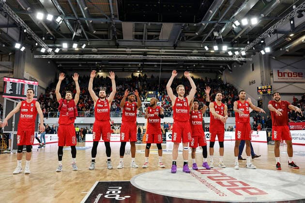 Bamberger Freude nach dem 75:72-Sieg vlnr Omar Prewitt (Brose Bamberg, 04) Tomas Kyzlink (Brose Bamberg, 77) Martinas Geben (Brose Bamberg, 22) Akil Mitchell (Brose Bamberg, 08) Chris Dowe (Brose Bamberg, 00) Christian Sengfelder (Brose Bamberg, 43) Justin Robinson (Brose Bamberg, 12) Dominic Lockhart (Brose Bamberg, 03) Kenneth Ogbe (Brose Bamberg, 25) Marvin Omuvwie (Brose Bamberg, 11) Brose Bamberg - Fraport Skyliners Frankfurt - easyCredit-BBL - Basketball Bundesliga Saison 2021 22 Spieltag 28, 28.03.2022 Bamberg, Brose Arena Foto: Daniel Löb Loeb Copyright: DanielxLöb