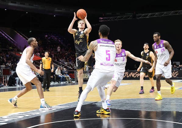 Arturs Zagars (Basketball Loewen Braunschweig) beim Korbwurf
