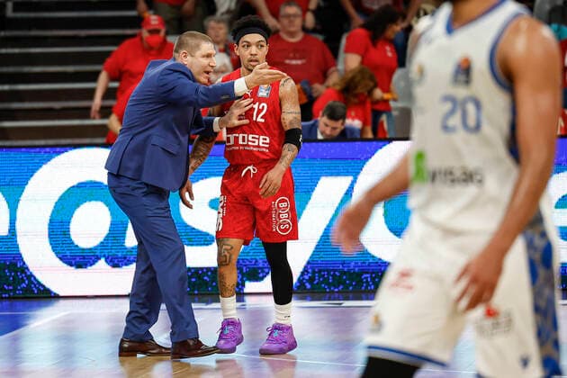 links Headcoach Oren Amiel (Brose Bamberg) rechts Justin Robinson (Brose Bamberg, 12) Brose Bamberg - Fraport Skyliners Frankfurt - easyCredit-BBL - Basketball Bundesliga Saison 2021 22 Spieltag 28, 28.03.2022 Bamberg, Brose Arena Foto: Daniel Löb Loeb Copyright: DanielxLöb