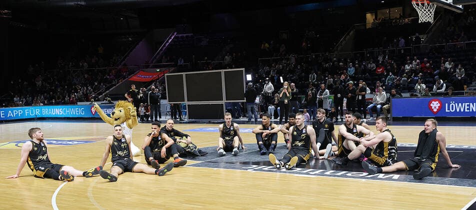 Die Braunschweiger feiern den Derbysieg
