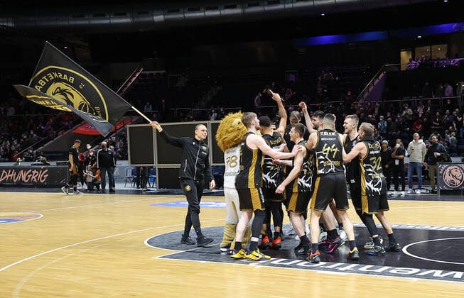 Die Braunschweiger feiern den Derbysieg