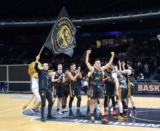 Die Braunschweiger feiern den Derbysieg