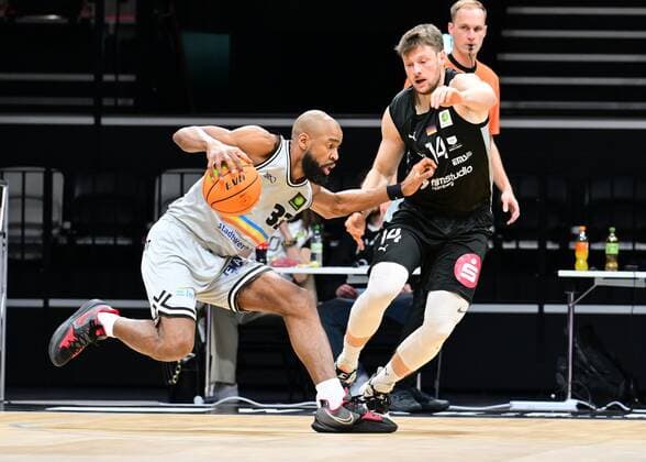 03.04.2022 - Basketball - Saison 2021 2022 - 2. Bundesliga Pro-A - 33. Spieltag: Nürnberg Falcons Basketball Club NBC - Medipolis SC Jena - - Brandon Omar Thomas (33, Medipolis SC Jena ) Sebastian Schröder Schroeder (14, Nürnberg Falcons BC NBC )