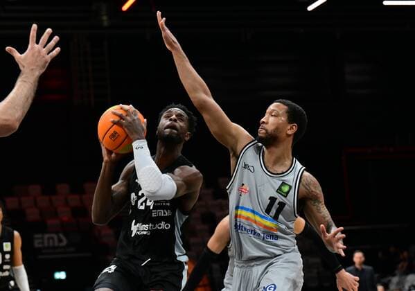 03.04.2022 - Basketball - Saison 2021 2022 - 2. Bundesliga Pro-A - 33. Spieltag: Nürnberg Falcons Basketball Club NBC - Medipolis SC Jena - - Roland L Amour Nyama (24, Nürnberg Falcons BC NBC ) Rayshawn Simmons (11, Medipolis SC Jena )