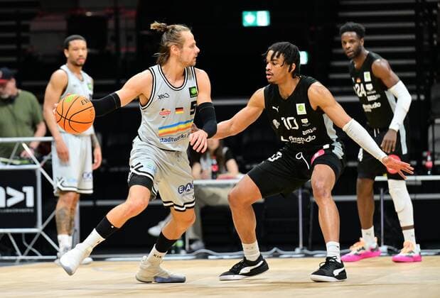 Sport Bilder des Tages 03.04.2022 - Basketball - Saison 2021 2022 - 2. Bundesliga Pro-A - 33. Spieltag: Nürnberg Falcons Basketball Club NBC - Medipolis SC Jena - - Nico Brauner (5, Medipolis SC Jena ) Evan Derek Taylor (10, Nürnberg Falcons BC NBC )