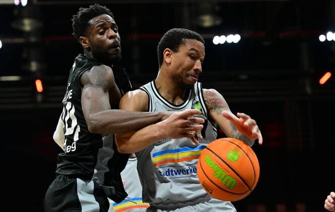 03.04.2022 - Basketball - Saison 2021 2022 - 2. Bundesliga Pro-A - 33. Spieltag: Nürnberg Falcons Basketball Club NBC - Medipolis SC Jena - - Roland L Amour Nyama (24, Nürnberg Falcons BC NBC ) Rayshawn Simmons (11, Medipolis SC Jena )