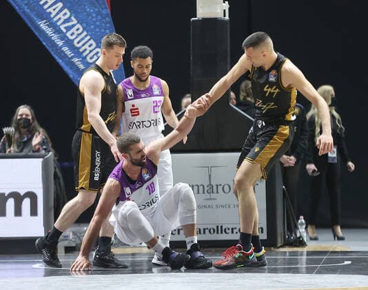 Harper Kamp (BG Goettingen), Benedikt Turudic (Basketball Loewen Braunschweig)