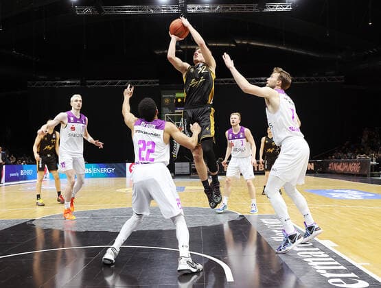 Arturs Zagars (Basketball Loewen Braunschweig) beim Korbwurf