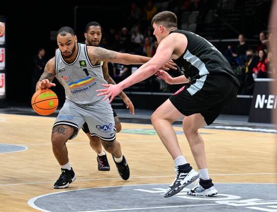 03.04.2022 - Basketball - Saison 2021 2022 - 2. Bundesliga Pro-A - 33. Spieltag: Nürnberg Falcons Basketball Club NBC - Medipolis SC Jena - - Davonte Damion Lacy (1, Medipolis SC Jena ) Jonathan Maier (13, Nürnberg Falcons BC NBC )
