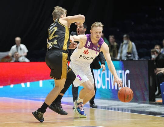 Harald Frey (BG Goettingen) im Duell mit Arturs Zagars (Basketball Loewen Braunschweig)