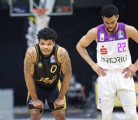 Tookie Brown (Basketball Loewen Braunschweig) freut sich waehrend Stephen Brown Jr. (BG Goettingen) enttaeuscht is