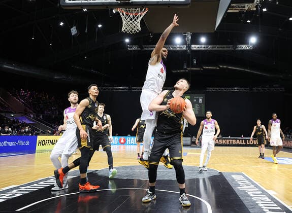 Martin Peterka (Basketball Loewen Braunschweig), Jeff Roberson (BG Goettingen)