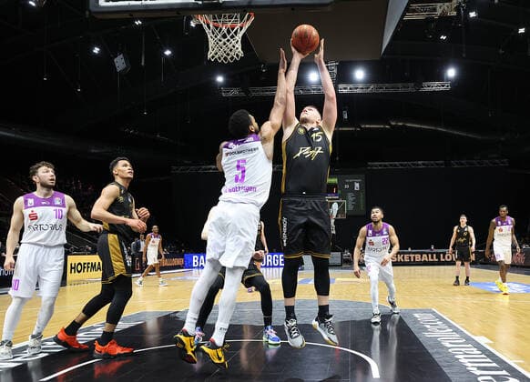 Martin Peterka (Basketball Loewen Braunschweig) am Ball