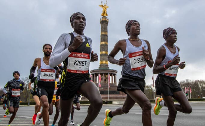 Bilder des Jahres 2022, Sport 04 April Sport Themen der Woche KW13 Berlin, 03.04.22, Leichtathletik, Generali Berliner Halbmarathon 2022. v.l. Amanal Petros aus Deutschland und Vincent Kibet aus Kenia laufen an der Siegessaeule vorbei. Generali Berliner Halbmarathon 2022 *** Berlin, 03 04 22, Athletics, Generali Berlin Half Marathon 2022 v l Amanal Petros from Germany and Vincent Kibet from Kenya run past the victory column Generali Berlin Half Marathon 2022