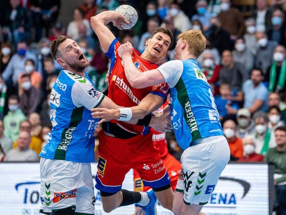 Bilder des Jahres 2022, Sport 04 April Sport Themen der Woche KW13 Sport Bilder des Tages Jona Schoch (HBW Balingen-Weilstetten, 22) im Duell mit Jacob Bagersted (Frisch Auf Goeppingen 14) und Jon Lindenchhrone Andersen (Frisch auf Goeppingen, 06), Frisch Auf Goeppingen vs. HBW Balingen-Weilstetten, 1. Bundesliga, Handball, Herren, 03.04.2022 Frisch Auf Goeppingen vs. HBW Balingen-Weilstetten, 1. Bundesliga, Handball, Herren, 03.04.2022 Goeppingen *** Jona Schoch HBW Balingen Weilstetten, 22 in duel with Jacob Bagersted Frisch Auf Goeppingen 14 and Jon Lindenchhrone Andersen Frisch auf Goeppingen, 06 , Frisch Auf Goeppingen vs HBW Balingen Weilstetten, 1 Bundesliga, Handball, Men, 03 04 2022 Frisch Auf Goeppingen vs HBW Balingen Weilstetten, 1 Bundesliga, Handball, Men, 03 04 2022 Goeppingen Copyright: xEIBNER MichaelxSchmidtx EP_MST