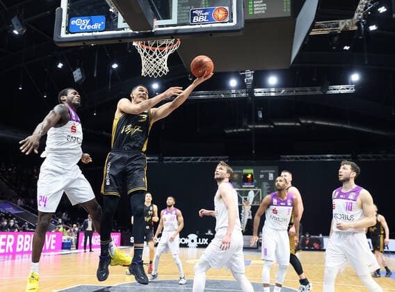 Nate Grimes (BG Goettingen), Nicholas Tischler (Basketball Loewen Braunschweig)