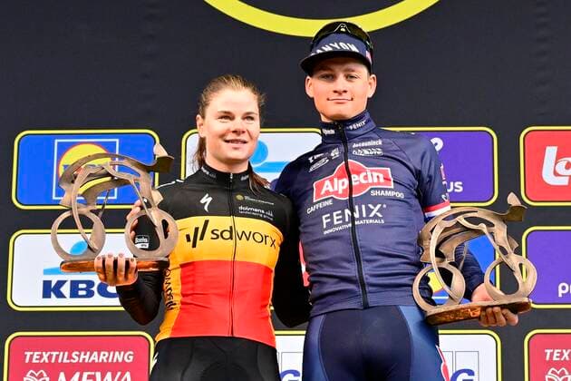 Bilder des Jahres 2022, Sport 04 April Sport Themen der Woche KW13 Sport Bilder des Tages Oudenaarde, Belgium - April 3 : Kopecky Lotte (BEL) of Team SD Worx and Van Der Poel Mathieu (NED) of Alpecin-Fenix pictured during the podium ceremony after winning during the UCI World Tour Flanders Classics 106th Ronde Van Vlaanderen, a cycling race with start in Antwerp and finish in Oudenaarde on April 03, 2022 in Oudenaarde, Belgium, 3 04 2022 ( Motordriver Kenny Verfaillie - Tour of Flanders 2022 Cycling Race PhotoNews Panoramic 