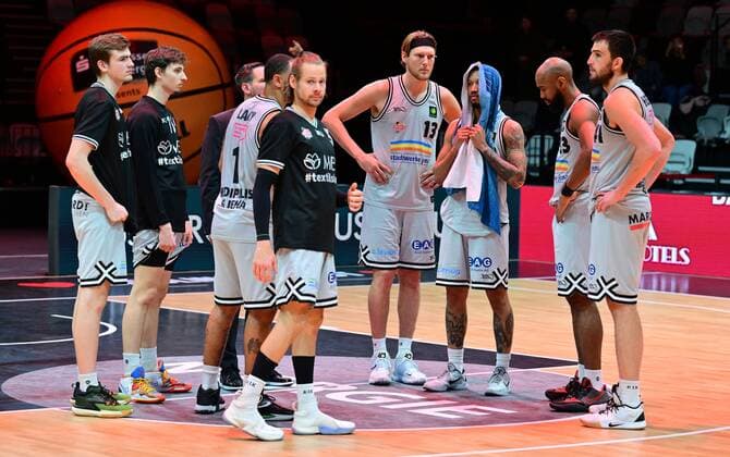03.04.2022 - Basketball - Saison 2021 2022 - 2. Bundesliga Pro-A - 33. Spieltag: Nürnberg Falcons Basketball Club NBC - Medipolis SC Jena - - Mannschaft Team Jena enttäuscht Enttäuschung nach Spielende