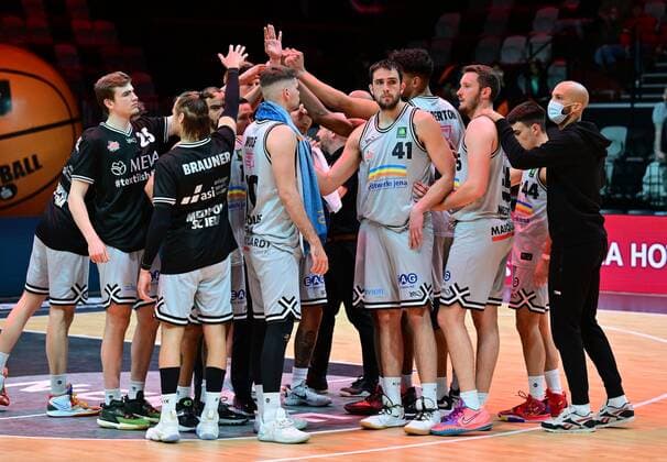 03.04.2022 - Basketball - Saison 2021 2022 - 2. Bundesliga Pro-A - 33. Spieltag: Nürnberg Falcons Basketball Club NBC - Medipolis SC Jena - - Mannschaft Team Jena enttäuscht Enttäuschung nach Spielende