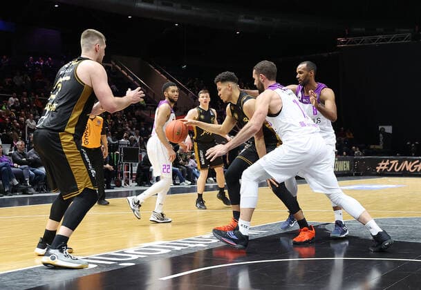 Brandon Tischler (Basketball Loewen Braunschweig) am Ball