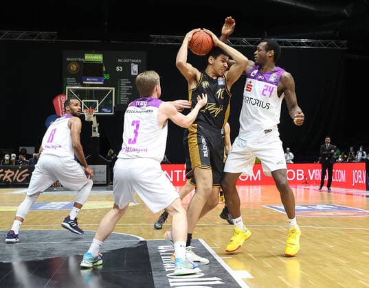 Harald Frey (BG Goettingen), Sananda Fru (Basketball Loewen Braunschweig), Nate Grimes (BG Goettingen)