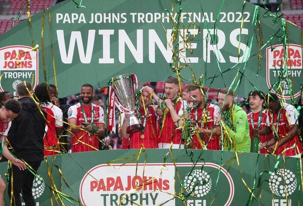Sport Themen der Woche KW13 Sport Bilder des Tages Mandatory Credit: Photo by Michael Zemanek Shutterstock (12877517dt) Rotherham United celebrate winning the Papa Johns Trophy Rotherham United v Sutton United, EFL Papa John s Trophy, Final, Football, Wembley Stadium, London, UK - 03 Apr 2022 EDITORIAL USE ONLY No use with unauthorised audio, video, data, fixture lists, club league logos or live services. Online in-match use limited to 120 images, no video emulation. No use in betting, games or single club league player publications. Rotherham United v Sutton United, EFL Papa John s Trophy, Final, Football, Wembley Stadium, London, UK - 03 Apr 2022 EDITORIAL USE ONLY No use with unauthorised audio, video, data, fixture lists, club league logos or live services. Online in-match use limited to 120 images, no video emulation. No use in betting, games or single club league player publications.  Copyright: xMichaelxZemanek Shutterstockx 12877517dt