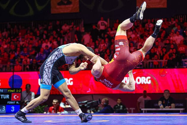 Bilder des Jahres 2022, Sport 04 April Sport Themen der Woche KW13 Sport Bilder des Tages Wrestling European Championships 2022 67kg GR - Murat FIRAT (TUR) df. Krisztian Istvan VANCZA (HUN) Budapest BOK Sportcsarnok Hungary *** Wrestling European Championships 2022 67kg GR Murat FIRAT TUR df Krisztian Istvan VANCZA HUN Budapest BOK Sportcsarnok Hungary Copyright: xUnitedxWorldxWrestlingx xKadirxCaliskanx cal