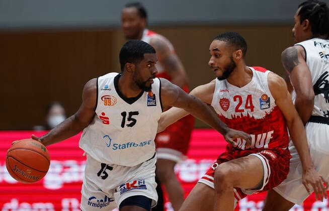 03.04.2022, s.Oliver Wuerzburg vs. NINERS Chemnitz, easyCredit BBL, 28. Spieltag, GER, Wuerzburg, tectake-Arena, Im Bild: v.li. Frantz Massenat (NINERS Chemnitz) und Cameron Hunt (s.Oliver Wuerzburg) Copyright: HMBxMedia xHeikoxBecker