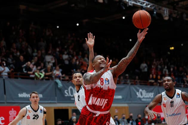 03.04.2022, s.Oliver Wuerzburg vs. NINERS Chemnitz, easyCredit BBL, 28. Spieltag, GER, Wuerzburg, tectake-Arena, Im Bild: v.li. Mindaugas Susinskas (NINERS Chemnitz), Nelson Weidemann (NINERS Chemnitz), Charles Callison (s.Oliver Wuerzburg) und Isiaha Mike (NINERS Chemnitz) Copyright: HMBxMedia xHeikoxBecker