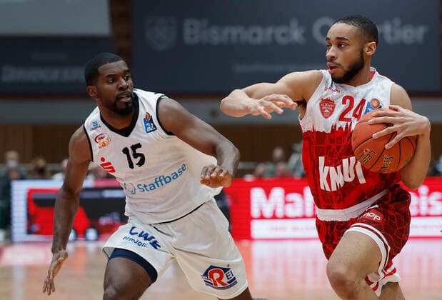 03.04.2022, s.Oliver Wuerzburg vs. NINERS Chemnitz, easyCredit BBL, 28. Spieltag, GER, Wuerzburg, tectake-Arena, Im Bild: v.li. Frantz Massenat (NINERS Chemnitz) und Cameron Hunt (s.Oliver Wuerzburg) Copyright: HMBxMedia xHeikoxBecker