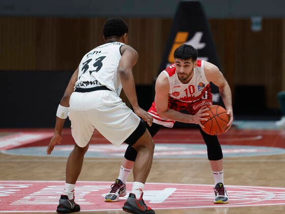 03.04.2022, s.Oliver Wuerzburg vs. NINERS Chemnitz, easyCredit BBL, 28. Spieltag, GER, Wuerzburg, tectake-Arena, Im Bild: v.li. Darion Atkins (NINERS Chemnitz) und Luciano Parodi (s.Oliver Wuerzburg) Copyright: HMBxMedia xHeikoxBecker
