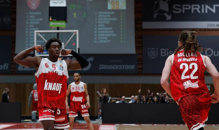03.04.2022, s.Oliver Wuerzburg vs. NINERS Chemnitz, easyCredit BBL, 28. Spieltag, GER, Wuerzburg, tectake-Arena, Im Bild: v.li. Abdul-Makik Abu (s.Oliver Wuerzburg) und Craig Moller (s.Oliver Wuerzburg) Copyright: HMBxMedia xHeikoxBecker