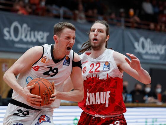 03.04.2022, s.Oliver Wuerzburg vs. NINERS Chemnitz, easyCredit BBL, 28. Spieltag, GER, Wuerzburg, tectake-Arena, Im Bild: v.li. Mindaugas Susinskas (NINERS Chemnitz) und Craig Moller (s.Oliver Wuerzburg) Copyright: HMBxMedia xHeikoxBecker