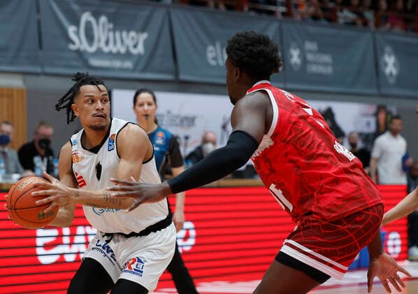 03.04.2022, s.Oliver Wuerzburg vs. NINERS Chemnitz, easyCredit BBL, 28. Spieltag, GER, Wuerzburg, tectake-Arena, Im Bild: v.li. Nelson Weidemann (NINERS Chemnitz) und Abdul-Makik Abu (s.Oliver Wuerzburg) Copyright: HMBxMedia xHeikoxBecker