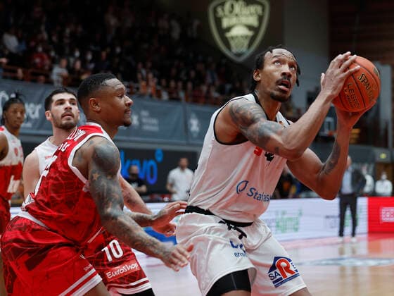 03.04.2022, s.Oliver Wuerzburg vs. NINERS Chemnitz, easyCredit BBL, 28. Spieltag, GER, Wuerzburg, tectake-Arena, Im Bild: v.li. Charles Callison (s.Oliver Wuerzburg) und Darion Atkins (NINERS Chemnitz) Copyright: HMBxMedia xHeikoxBecker