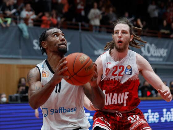 03.04.2022, s.Oliver Wuerzburg vs. NINERS Chemnitz, easyCredit BBL, 28. Spieltag, GER, Wuerzburg, tectake-Arena, Im Bild: v.li. Isiaha Mike (NINERS Chemnitz) und Craig Moller (s.Oliver Wuerzburg) Copyright: HMBxMedia xHeikoxBecker
