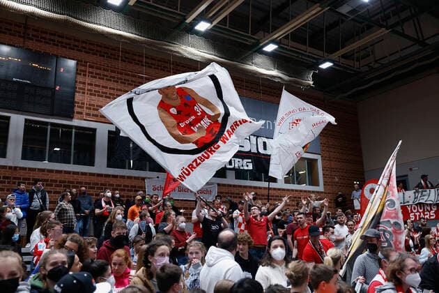 03.04.2022, s.Oliver Wuerzburg vs. NINERS Chemnitz, easyCredit BBL, 28. Spieltag, GER, Wuerzburg, tectake-Arena, Im Bild: v.li. Fahne Wuerzburg Warrior Copyright: HMBxMedia xHeikoxBecker