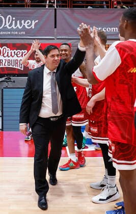 03.04.2022, s.Oliver Wuerzburg vs. NINERS Chemnitz, easyCredit BBL, 28. Spieltag, GER, Wuerzburg, tectake-Arena, Im Bild: v.li. Headcoach Sasa Filipovski (s.Oliver Wuerzburg) bedankt sich bei den Spielern Copyright: HMBxMedia xHeikoxBecker