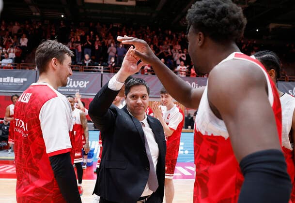 03.04.2022, s.Oliver Wuerzburg vs. NINERS Chemnitz, easyCredit BBL, 28. Spieltag, GER, Wuerzburg, tectake-Arena, Im Bild: v.li. Headcoach Sasa Filipovski (s.Oliver Wuerzburg) bedankt sich bei den Spielern Copyright: HMBxMedia xHeikoxBecker