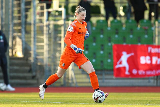 v.li.: Rafaela Borggräfe (Torhüterin, Torwart, SC Freiburg, 12) am Ball, Freisteller, Einzelbild, Ganzkörper, Aktion, Action, Spielszene, DIE DFB-RICHTLINIEN UNTERSAGEN JEGLICHE NUTZUNG VON FOTOS ALS SEQUENZBILDER UND ODER VIDEOÄHNLICHE FOTOSTRECKEN. DFB REGULATIONS PROHIBIT ANY USE OF PHOTOGRAPHS AS IMAGE SEQUENCES AND OR QUASI-VIDEO., 03.04.2022, Bremen (Deutschland), Fussball, Flyeralarm Frauen-Bundesliga, SV Werder Bremen - SC Freiburg