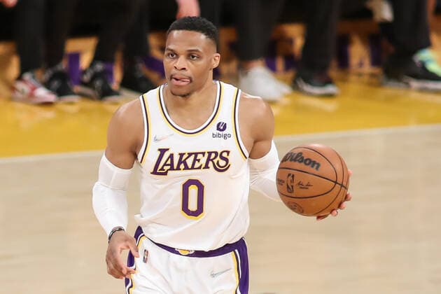 LOS ANGELES, CA - APRIL 03: Los Angeles Lakers guard Russell Westbrook (0) during the Denver Nuggets vs Los Angeles Lakers game on April 03, 2022, at Crypto.com Arena in Los Angeles, CA. (Photo by Jevone Moore Icon Sportswire) NBA, Basketball Herren, USA APR 03 Nuggets at Lakers Icon2204031049