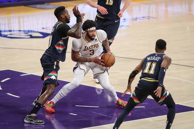 LOS ANGELES, CA - APRIL 03: Los Angeles Lakers forward Anthony Davis (3) in the paint during the Denver Nuggets vs Los Angeles Lakers game on April 03, 2022, at Crypto.com Arena in Los Angeles, CA. (Photo by Jevone Moore Icon Sportswire) NBA, Basketball Herren, USA APR 03 Nuggets at Lakers Icon2204031055