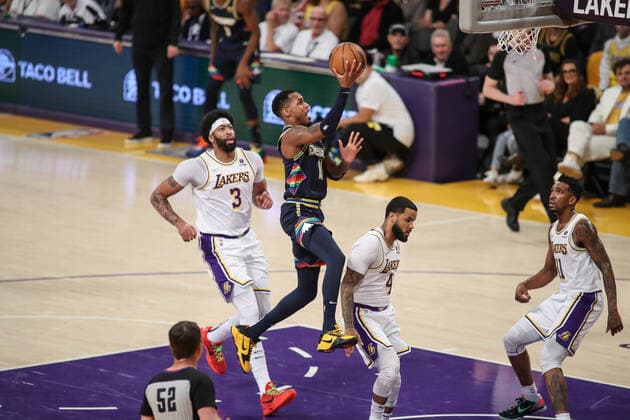 LOS ANGELES, CA - APRIL 03: Denver Nuggets guard Monte Morris (11) drives to the basket during the Denver Nuggets vs Los Angeles Lakers game on April 03, 2022, at Crypto.com Arena in Los Angeles, CA. (Photo by Jevone Moore Icon Sportswire) NBA, Basketball Herren, USA APR 03 Nuggets at Lakers Icon2204031063