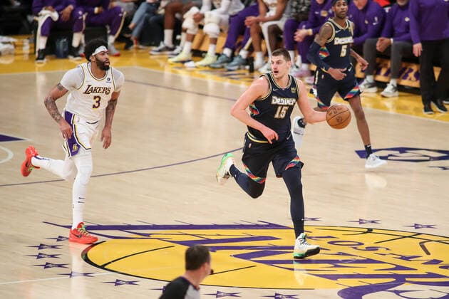 LOS ANGELES, CA - APRIL 03: Denver Nuggets center Nikola Jokic (15) races down the court during the Denver Nuggets vs Los Angeles Lakers game on April 03, 2022, at Crypto.com Arena in Los Angeles, CA. (Photo by Jevone Moore Icon Sportswire) NBA, Basketball Herren, USA APR 03 Nuggets at Lakers Icon2204031064