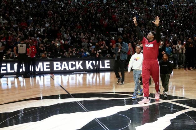 April 3, 2022, TORONTO, ON, CANADA: Miami Heat guard Kyle Lowry (7) acknowledges the crowd prior to first half NBA, Basketball Herren, USA basketball action against the Toronto Raptors, in Toronto, Sunday, April 3, 2022. Canada News - April 3, 2022 - ZUMAc35_ 20220403_zaf_c35_091 Copyright: xNathanxDenettex