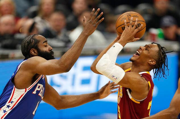 Okoro (R) during the first half of the NBA, Basketball Herren, USA game between the Cleveland Cavaliers and the Philadelphia 76ers at Rocket Mortgage Fieldhouse in Cleveland, Ohio, USA, 3, April 2022. Philadelphia 76ers at Cleveland Cavaliers !ACHTUNG: NUR REDAKTIONELLE NUTZUNG!  Copyright: xDAVIDxMAXWELLx AME8603 20220404-c662acfbf13992c60b8214c5e5e099feaeb234cd